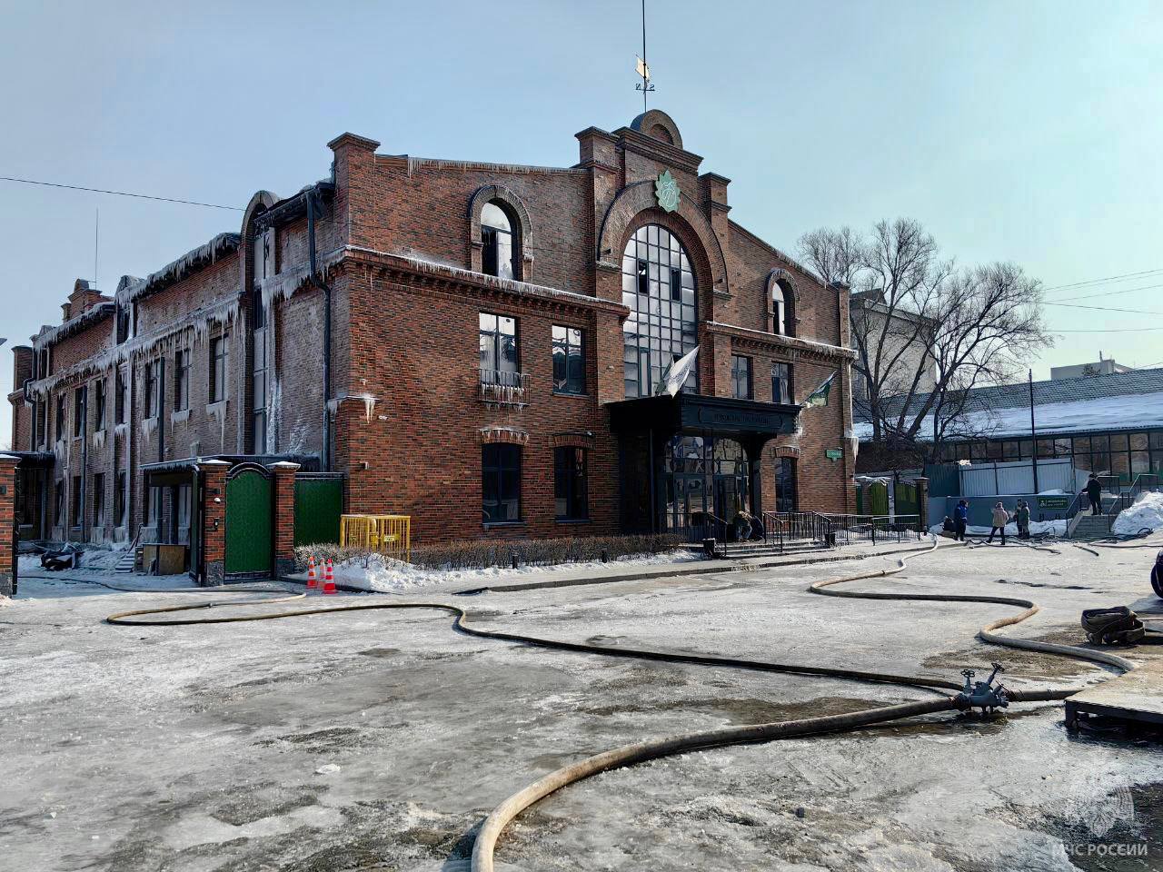 UPD: Пожар ликвидирован на площади 800 квадратных метров.  Причина происшествия устанавливается.