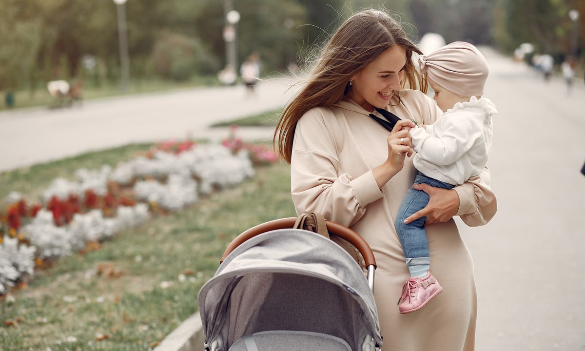 Жительницы ЛНР смогут проходить процедуру ЭКО по ОМС Правительство ЛНР утвердило региональную программу Охрана материнства и детства на 2025 2030 годы Программу разработали в соответствии с нацпроектом Семья и она нацелена на расширение возможностей предоставления качественной медицинской помощи оказываемой детям беременным а также семьям готовящимся к пополнению Главные задачи программы улучшение репродуктивного здоровья населения ЛНР и создание благоприятных условий для ранней диагностики заболеваний Планируется усилить структуру женских консультаций в том числе в сельской местности дополнительно оснастить современной медтехникой родильные отделения а также детские поликлиники и больницы В том числе будут организованы мобильные выездные бригады для проведения профосмотров и диспансеризации детей в отдаленных населенных пунктах Еще один важный пункт в рамках региональной программы планируется предусмотреть мероприятия по оказанию медицинской помощи семьям страдающим бесплодием с использованием экстракорпорального оплодотворения за счет средств базовой программы ОМС отметила министр здравоохранения ЛНР Наталия Пащенко Также в Республике намечено расширение профилактических осмотров Ожидается что к 2030 году до 50 жителей региона в возрасте от 18 до 49 лет будут проходить диспансеризацию для оценки состояния репродуктивного здоровья Кстати по данным Минздрава ЛНР средний возраст женщин родивших первенца составляет 20 29 лет что свидетельствует об откладывании деторождения на более поздний возраст и увеличении среднего возраста первородящих женщин