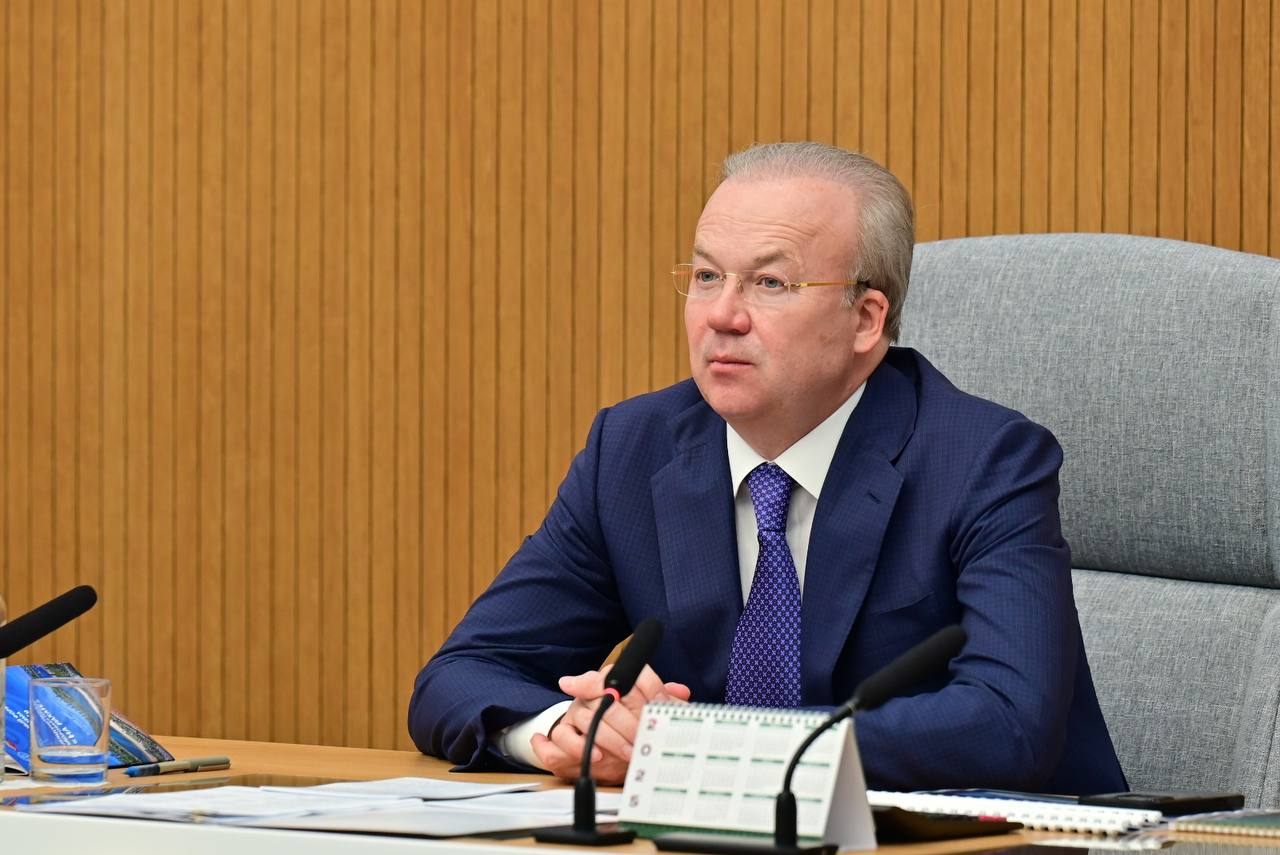 Забота о природе и восстановление лесных массивов — важная часть нашей ответственности.  На заседании Правительства обсудили лесокультурные работы, проводимые в рамках национального проекта «Экологическое благополучие».  Безусловно, вырубка лесов является неотъемлемой частью хозяйственной деятельности. Она способствует развитию экономики, созданию рабочих мест и выполнению стратегических задач государства. Однако при этом мы придерживаемся принципов экологической ответственности, гарантируя, что каждая вырубленная единица леса будет компенсирована посадкой новых деревьев. Такой подход позволяет гармонично сочетать экономический рост с сохранением природного наследия для будущих поколений.  В весенний период работы по лесовосстановлению и лесоразведению были проведены на площади около 5,5 тысяч гектаров, что составляет 115% от утвержденного плана. Наибольшие объемы лесовосстановительных работ выполнены в районах с интенсивной заготовкой леса — Белорецком, Учалинском, Зилаирском и Баймакском районах.  Поручил Министерству лесного хозяйства региона принять меры и выполнить работы на территории лесного фонда республики на площади не менее 15,8 тысяч гектаров в текущем году.
