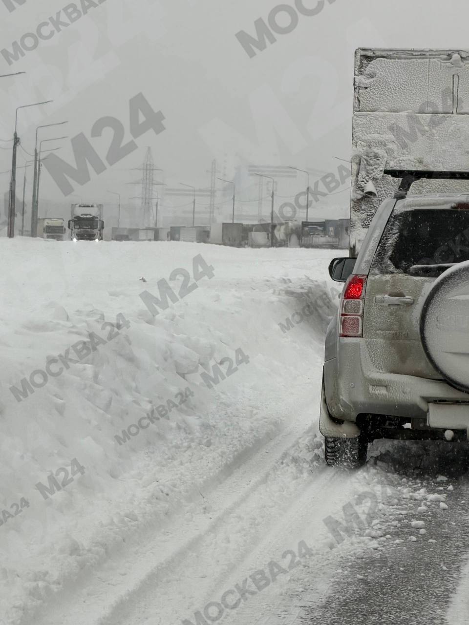 Огромная пробка в сторону Москвы на трассе М5 в Воскресенском районе Автомобилисты без движения почти 5 часов из за снегопада У людей в машинах дети заканчивается бензин Помощи никакой жалуются автомобилисты Подписаться на Москва 24 Наши каналы Новости в MAX