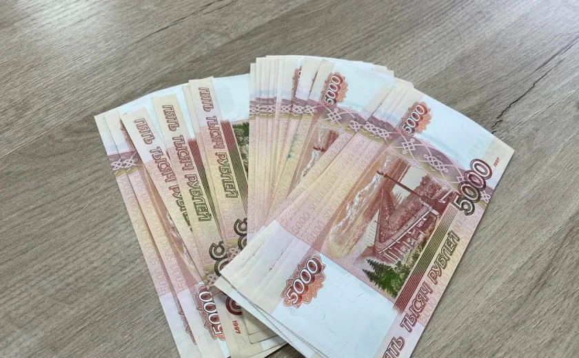 Туляк испугался порицания коллег и выплатил долг по алиментам 43-летний житель Богородицка игнорировал свои обязанности по содержанию сына. В результате у мужчины накопился долг в 750 тысяч рублей. Туляк выплачивал деньги нерегулярно, так как не имел постоянного заработка. Однако судебные приставы выяснили, что должник официально трудоустроился. В организацию сразу же направили постановление об обращении взыскания на зарплату туляка. Опасаясь огласки своего положения среди коллег, мужчина полностью погасил долг по алиментам.