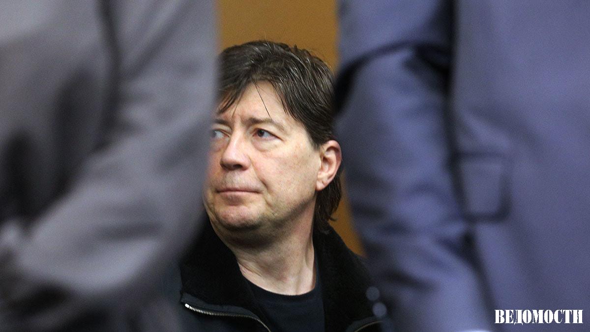 Следствие по второму делу экс владельца банка Югра Алексея Хотина завершено По нему банкиру предъявлены обвинения в мошенничестве и создании преступного сообщества Ему грозит срок до 20 лет лишения свободы сообщает РИА Новости со ссылкой на материалы дела Сейчас банкир отбывает наказание в виде девяти лет лишения свободы за растрату 23 6 млрд рублей банка Югра Приговор был вынесен в марте 2024 года На большую часть активов Алексея Хотина был наложен арест ФССП подала 13 исков к его структурам с требованием передать принадлежащее им имущество государству 25 сентября московский суд взыскал с Хотина в доход государства 220 4 млрд руб Подпишитесь на Ведомости