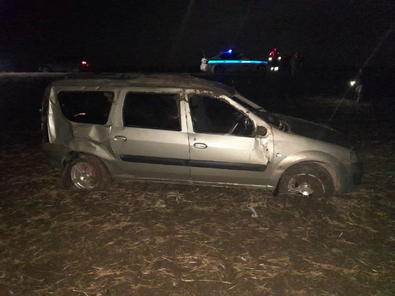 В ДТП под Зимовниками пострадали пять человек  9 января в Волгодонском районе на трассе «Волгодонск-Зимовники» произошло серьезное дорожно-транспортное происшествие.  О деталях ДТП сообщили, что водитель 1979 года рождения допустил съезд на резерв левой части дороги и в результате машину опрокинуло. На момент аварии в машине водителя сидели четыре пассажира: два пассажира 1978 года, 1981 года и 1993 года. Все получили травмы и были отправлены в медицинское учреждение на лечение.   ‍ Работа  Авто    Глэмпинг   Новый год