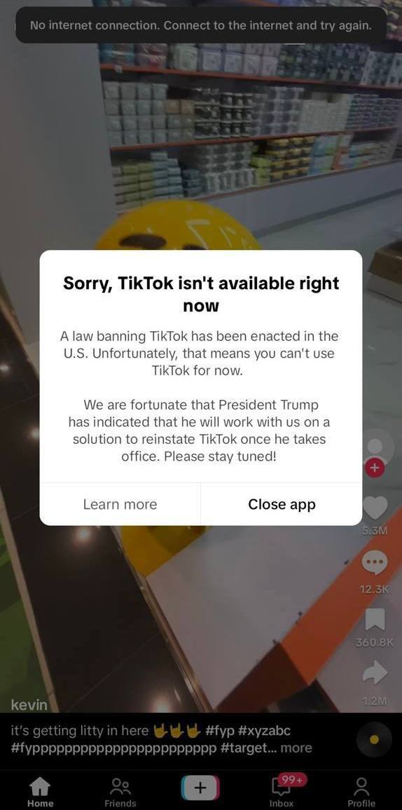 TikTok все-таки заблокировали в США. Вместе с ним под запрет попал и видеоредактор CapCut.  Соцсеть пропала из App Store и Google Play и перестала загружаться в Штатах. Канаду, Россию и другие страны тоже зацепило — пользователи жалуются на сбои.   Дональд Трамп пообещал временно восстановить TikTok. Президентом он станет уже завтра, так что у MrBeast все еще есть все шансы купить соцсеть.