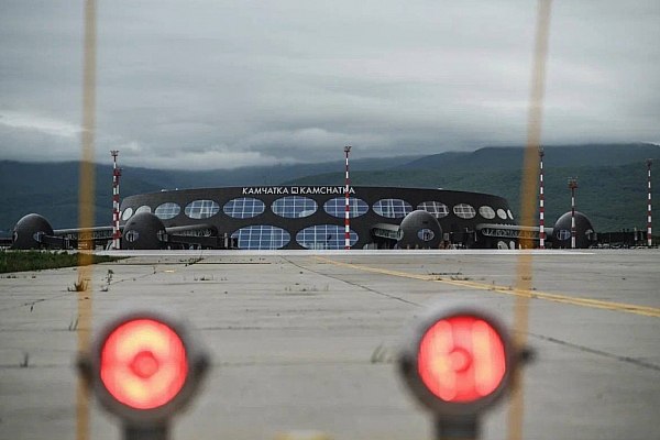 Эксперты оценили последствия землетрясения для нового терминала аэропорта Елизово  После землетрясения магнитудой до 8,7 баллов, произошедшего 30 июля 2025 года на Камчатке, специальная комиссия провела экспертизу состояния нового пассажирского терминала аэропорта Елизово. Комиссия включала представителей Росавиации и ведущих экспертов-сейсмологов страны. Об этом сообщает AVIA.RU.  Как отмечается в сообщении пресс-службы воздушной гаван, итоги исследования показали высокую надежность конструкции здания благодаря современным технологиям, использованным при строительстве. Специалисты детально изучили поведение здания в условиях высокой сейсмической активности и подтвердили высокий уровень устойчивости сооружения.  Эксперты завершили первичное обследование и поделились своими выводами.  aviaru.net/n286448