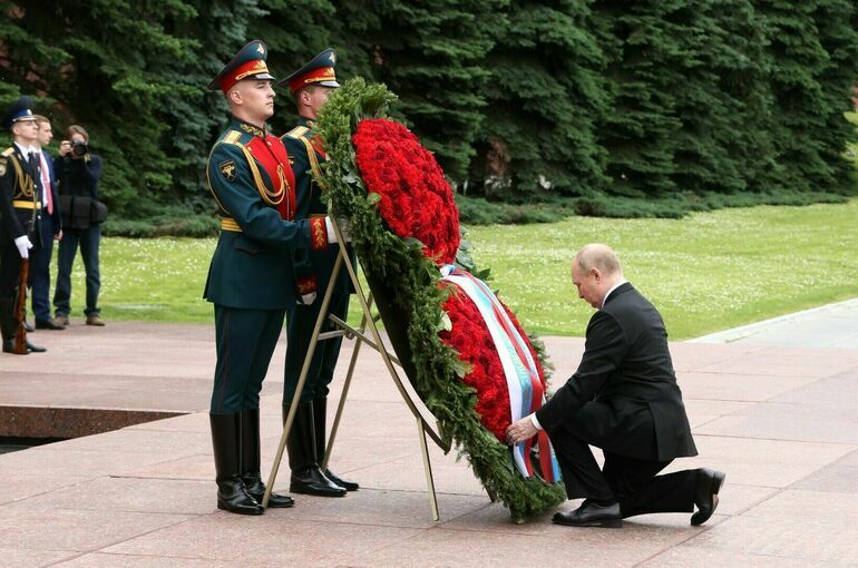 22 июня Президент возложит венок к Могиле Неизвестного Солдата и встретится с редакторами государственной линейки учебников истории для школьников В день 84-й годовщины начала Великой Отечественной войны глава Российского государства примет участие в церемонии возложения венка к Могиле Неизвестного Солдата в Александровском саду, а также возложит цветы к памятным знакам городов-героев и памятному знаку в честь городов, удостоенных почётного звания «Город воинской славы». Также в этот день Президент встретится с редакторами государственной линейки учебников истории для 5–11-х классов и учреждений среднего профессионального образования. Оперативно о политике