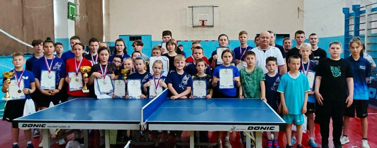 В Геническе ко Дню защиты детей состоялся турнир по настольному теннису С 30 мая по 1 июня в техникуме сферы обслуживания прошел турнир Генического муниципального округа по настольному теннису. В соревнованиях приняли участие более 40 спортсменов из Херсонской и Запорожской областей, Республики Крым и ДНР. Воспитанники Генического детско-юношеского спортивного центра завоевали на турнире, в своих возрастных категориях, 12 медалей. По результатам турнира в личном первенстве наши теннисисты заняли такие места: 1 место – Владислав Богомолов, Илона Харченко, Анна Антонюк и Станислав Лашкевич; 2 место – Амина Каламбет, Кирилл Чудаков, Эвелина Обидичева и Дмитрий Ковалевский; 3 место – Милана Бабанова, Дмитрий Мухин, Мария Шабанова и Александр Кандаков. Победителей и призеров наградили кубками, медалями, дипломами и памятными призами, а также угостили их сладостями. Организатор турнира – Федерация настольного тенниса «Таврия-Юг» при поддержке депутата Херсонской областной Думы Игоря Щепелина и главы Генического МО Юлии Семякиной.