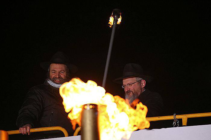 В Москве впервые с 1991 года не зажгут огонь в честь еврейского праздника Ханука Традиционную церемонию на площади Революции не согласовала мэрия Москвы Причина отказа соображения безопасности Ранее здесь каждый год зажигали свечу на меноре специальном церемониальном восьмисвечнике В этом году Ханука празднуется с 14 по 22 декабря Каждый день согласно традиции на меноре надо зажечь новую свечу
