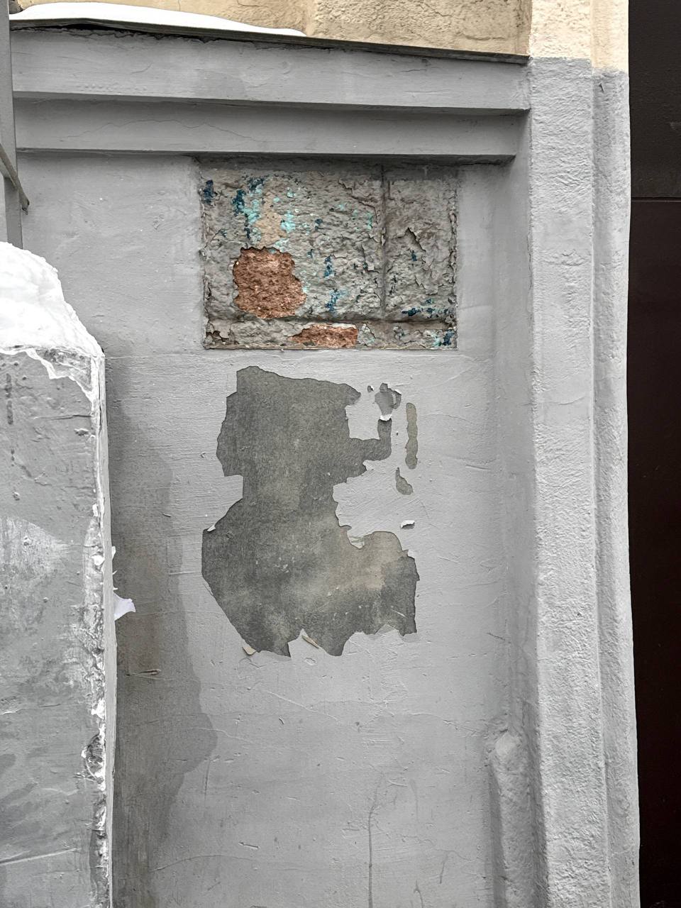 В уничтожении временных мемориальных табличек Анне Политковской в Москве призналась местная жительница Подписчик SOTAvision пришел к дому где жила и была убита журналистка Анна Политковская и увидел что мемориальная табличка снова уничтожена Около входа в дом он встретил местную жительницу которая заявила что именно она разбила две последние таблички На месте убийства Анны Политковской снова сорвали временные мемориальные доски Когда я подошел к дому на меня сразу же накинулась жительница пенсионерка которая призналась что временные доски сорвала она За каменный мемориал ответственность она не взяла сообщил наш читатель 18 января неизвестные разбили оригинальную табличку Затем активисты партии Гражданская Инициатива установили новый временный мемориал который снова уничтожили Ответственность на себя за это взяли неонацисты из группировки NS WP Информация об этом появилась в закрытом канале организации а текст написан от лица одного из приближенных Максима Тесака Марцинкевича Романа Железнова После этого активисты вновь установили новую временную табличку которая теперь уничтожена Фото подписчик SOTAvision