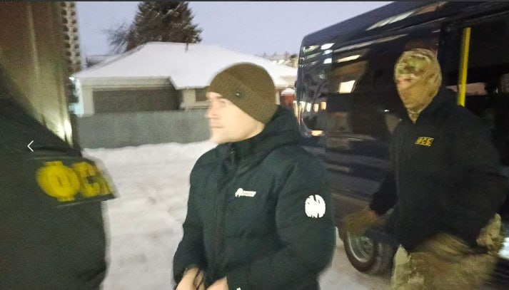 ФСБ задержала еще трех сотрудников челябинского миндора по делу о растрате ФСБ задержала 17 декабря бывших и действующих сотрудников миндортранса Челябинской области связанных с уголовным делом о растрате почти на три миллиарда рублей По местам их проживания и работы проходят обыски Факт оперативных мероприятий Вечерке подтвердили в областном УФСБ не уточняя подробности Как сообщил Вечерке собственный источник силовики пришли к заместителю начальника отдела правового обеспечения и закупок правового управления миндора Эмилю Фаткулину экс замруководителя управления начальнику отдела по развитию и организации дорожной деятельности Дмитрию Чупахину а также к бывшему главному специалисту службы планирования закупок управления дорожного хозяйства Яне Богдановой Все трое стали новыми фигурантами масштабного коррупционного дела в отношении экс главы ведомства Алексея Нечаева Им планируют избрать меру пресечения в виде заключения под стражу