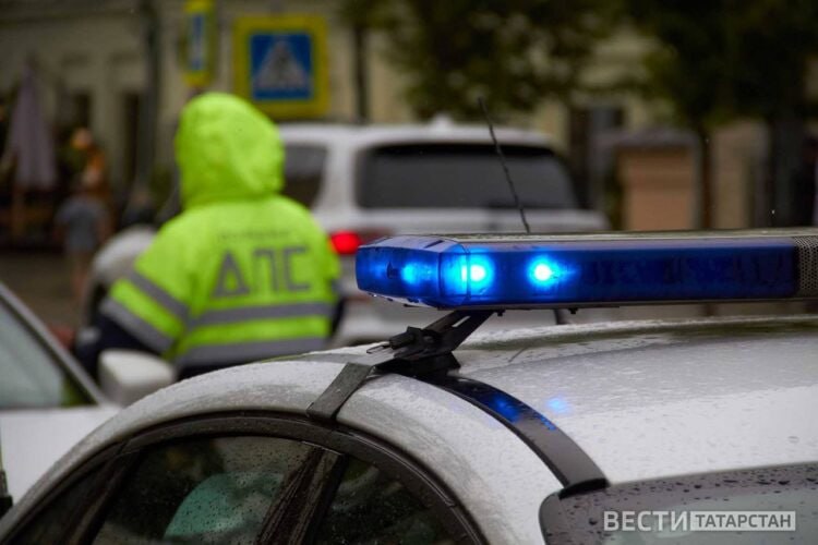 В Казани задержали 8 пьяных водителей За последние сутки в Казани автоинспекторы задержали 8 водителей, управлявших автомобилями в состоянии опьянения, а также остановили 8 человек без водительских прав. Об этом сообщает городская Госавтоинспекция. Всего за сутки зарегистрировано 68 сообщений о дорожно-транспортных происшествиях, из которых 27 привели к материальному ущербу. В результате аварий пострадали два человека, погибших нет. Подписаться Сообщить новость