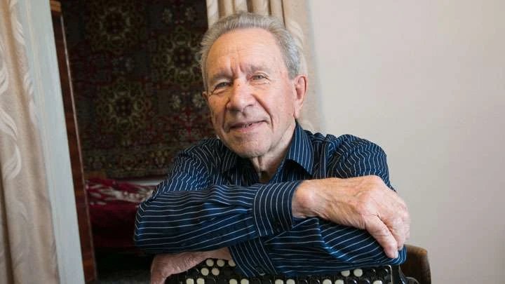 Не стало создателя первой в Сибири музыкальной школы Скончался Валентин Матвеевич Власов почётный гражданин Алтайского края заслуженный работник культуры России заслуженный деятель Всероссийского музыкального общества Валентина Матвеевича в Алтайском крае многие знали как создателя первой в Сибири детской школы искусств и нескольких творческих коллективов в Тюменцевском районе а также как родоначальника и основателя музыкальной и учительской династии которая насчитывает более двухсот лет 95 лет трудового и почти 70 лет педагогического стажа вот основное общее богатство Власовых Валентина Матвеевича и его сына Алексея