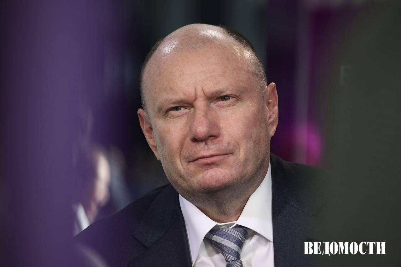 Bloomberg назвал самого богатого россиянина им снова стал Владимир Потанин Владимир Потанин возглавил список самых состоятельных бизнесменов из России по версии Bloomberg Billionaires Index заняв 77 е место в мировом рейтинге За год состояние главы Интерроса и председателя правления Норильского никеля выросло на 1 67 млрд и достигло 29 5 млрд Следом в российской части списка идёт Алексей Мордашов с капиталом 25 8 млрд а третье место занимает Владимир Лисин оценённый в 22 8 млрд Всего в рейтинге числится 21 российский предприниматель а совокупное состояние богатейших представителей РФ с начала года увеличилось почти на 18 млрд РОЗЫГРЫШ СЕРТИФИКАТОВ Подписывайтесь на NEWSVL