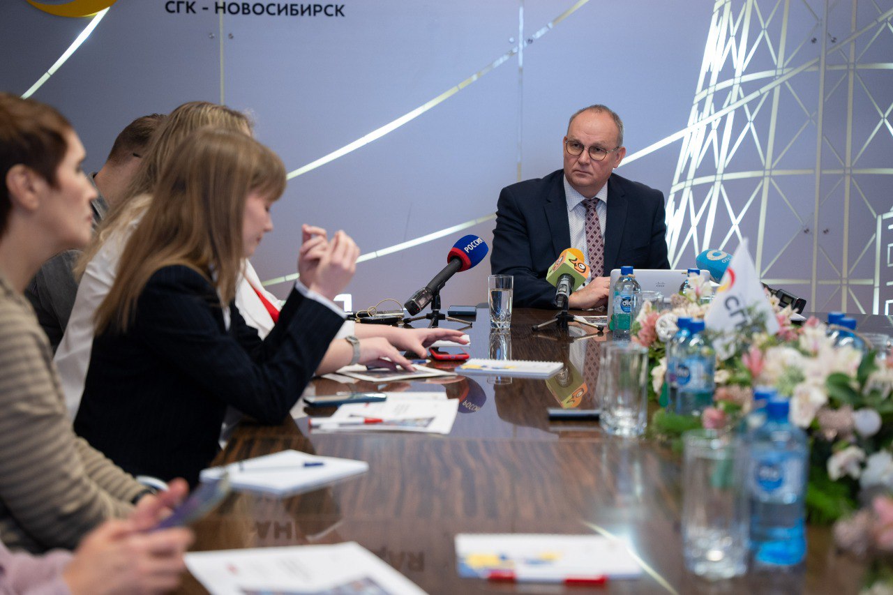 СГК вложила в энергосистему Новосибирска более 21 млрд за 2025 год Сибирская генерирующая компания завершила очередной этап масштабной инвестиционной программы в Новосибирске В 2025 году общий объем вложений в городской энергокомплекс тепловые сети и ТЭЦ составил 21 1 млрд рублей что на 40 превышает инвестиции 2024 года План по замене теплосетей удалось перевыполнить переложили 65 км вместо анонсированных 55 ти За несколько лет протяжённость ветхих тепломагистралей в городе сократилась на 13 Подробнее читайте по ссылке     INFOPRO54 Фото предоставлено пресс службой СГК Автор фото Константин Стремоусов