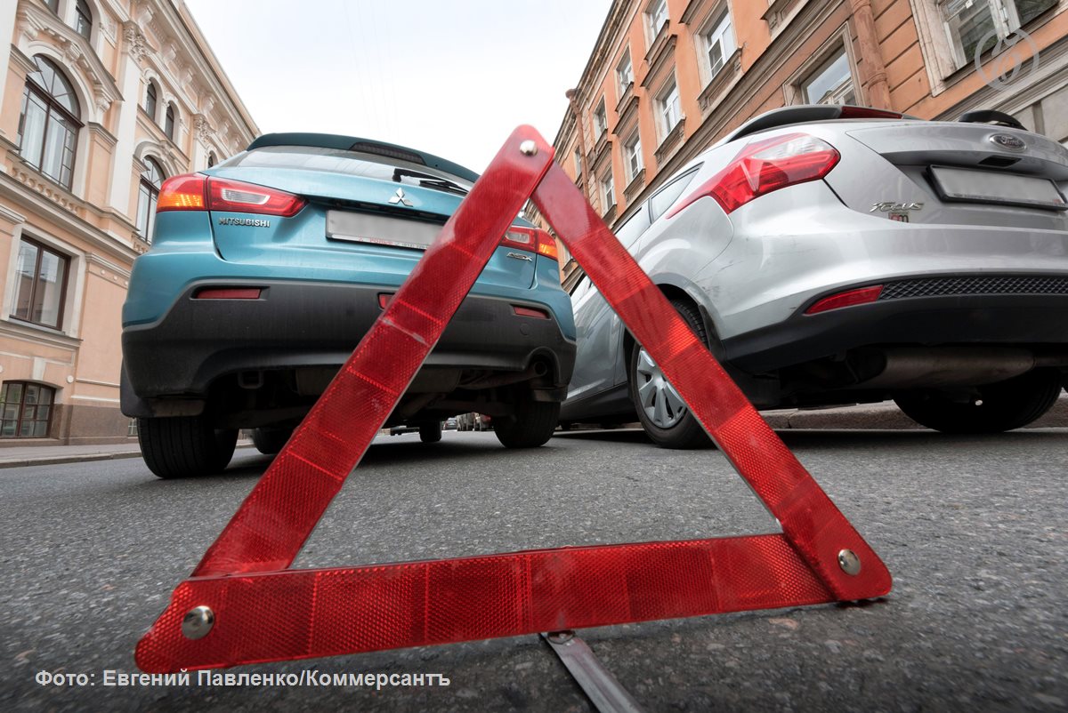 Вероятность и последствия возможной отмены натурального возмещения в ОСАГО обсудили ЦБ и страховые компании Согласно закону об ОСАГО возмещение вреда причиненного автомобилю возможно в виде страховой выплаты или организации ремонта возмещение причиненного вреда в натуре Действующая система натурального возмещения нуждается в совершенствовании констатируют и регулятор и участники рынка и правозащитники Убыточность сегмента заметно возросла в том числе в результате действий мошенников при урегулировании споров Однако отказ от натурального возмещения может повлечь рост тарифов и снижение комиссии страховым агентам Страховщики предлагают частично возмещать расходы при самостоятельном проведении ремонта а также ограничить свою ответственность за соблюдение сроков ремонта Ъузнал