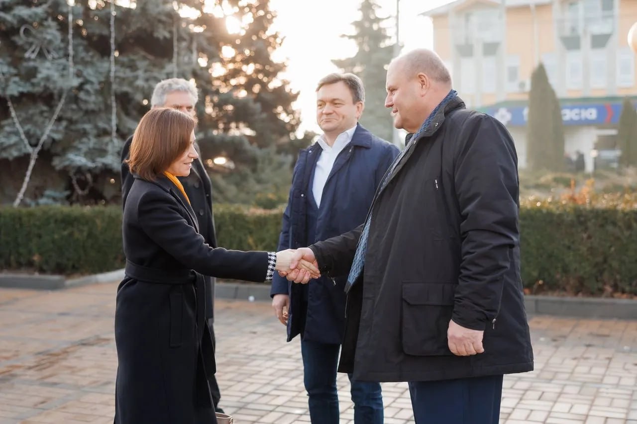 Президент Молдовы Майя Санду вместе с премьер-министром Дорином Речаном и вице-премьером по реинтеграции Олегом Серебряном посетили Зону безопасности с рабочим визитом.   Главная цель — найти решения для обеспечения жителей региона необходимыми услугами и поддержкой в условиях энергетического кризиса. Власти уже начали подключение сел к электросетям и газораспределительным системам, а также предоставили гуманитарную помощь, включая топливо и генераторы.  Будем благодарны тем, кто поддержит нас бустами