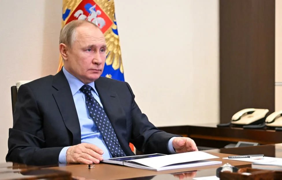 Грядет заседание Совбеза РФ На предстоящей неделе президент России Владимир Путин проведет ряд важных мероприятий, поделилась графиком российского лидера программа "Москва. Кремль. Путин". В частности, в день государственного праздника - 12 июня, президент встретится с участниками программы "Время героев". Кроме того, в дату празднования Дня России он вручит государственные премии и медали героев труда. По всем известным причинам в ближайшее время планируется и большое заседание Совета Безопасности страны. На нем, в том числе, будут подробно обсуждаться террористические удары и атаки Киева на объекты на территории РФ, а также российский ответ на них. В Вашингтоне уже пугают "масштабной, многоплановой атакой" России, а западные дипломаты все же предсказывают удары по "символическим целям" Киева. Путин не обойдёт вниманием День медицинского работника, отмечаемый 15 июня, но так же продолжит подготовку к Петербургскому международному экономическому форуму, который пройдет в Северной столице с 18 по 21 июня. Разумеется идет активная работа, ведь выступление президента, традиционно всегда вызывает особый резонанс.