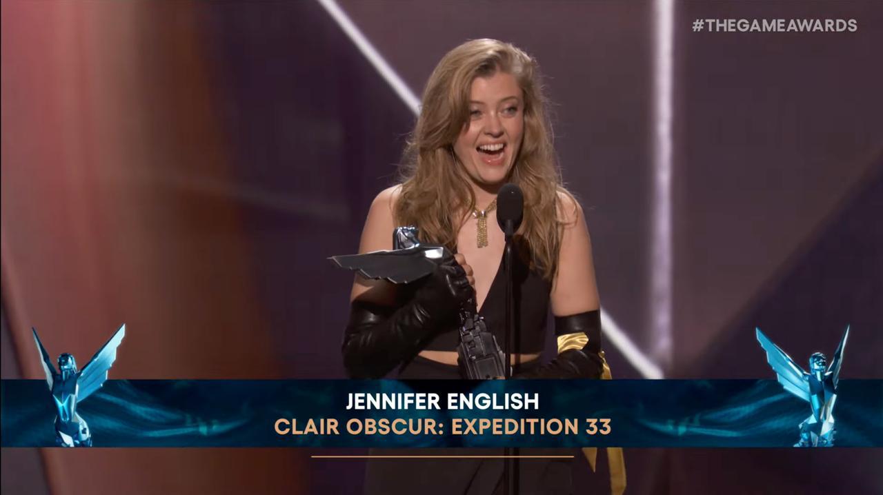 Дженнифер Инглиш забрала награду за лучшую актёрскую игру Актрису отметили за роль Маэль в Clair Obscur Expedition 33 Символично что статуэтку вручал Нил Ньюбон её коллега по Baldur s Gate 3 который ровно два года назад обошёл Дженнифер в этой же номинации Астарион против Шэдоухарт Rozetked Plus