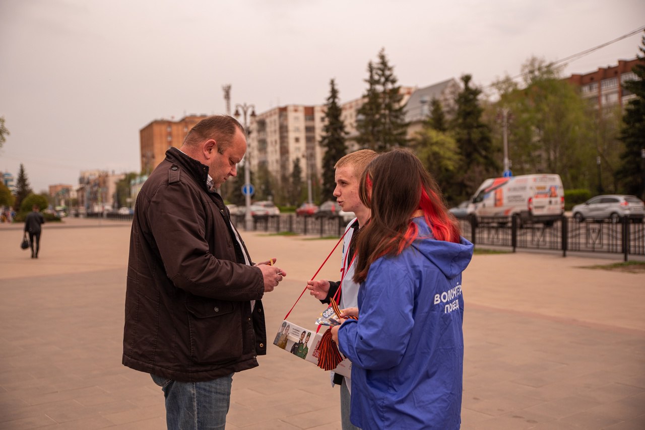 С 24 апреля «Волонтеры Победы» будут раздавать курянам георгиевские ленточки Одноименная акция проводится в преддверии Дня Победы с 2005 года. Активисты будут вручать символ праздника на Театральной площади. До 9 мая включительно волонтеры раздадут ленточки также на мемориале «Памяти павших в Великой Отечественной войне 1941–1945 гг.», у Вечного огня на мемориальном комплексе «Курская дуга», возле памятника маршалу К.К. Рокоссовскому на улице Белгородской, на улице Дейнеки и площади Комарова, на площади у центра «Гелиос». Фото из архива «ГИ».