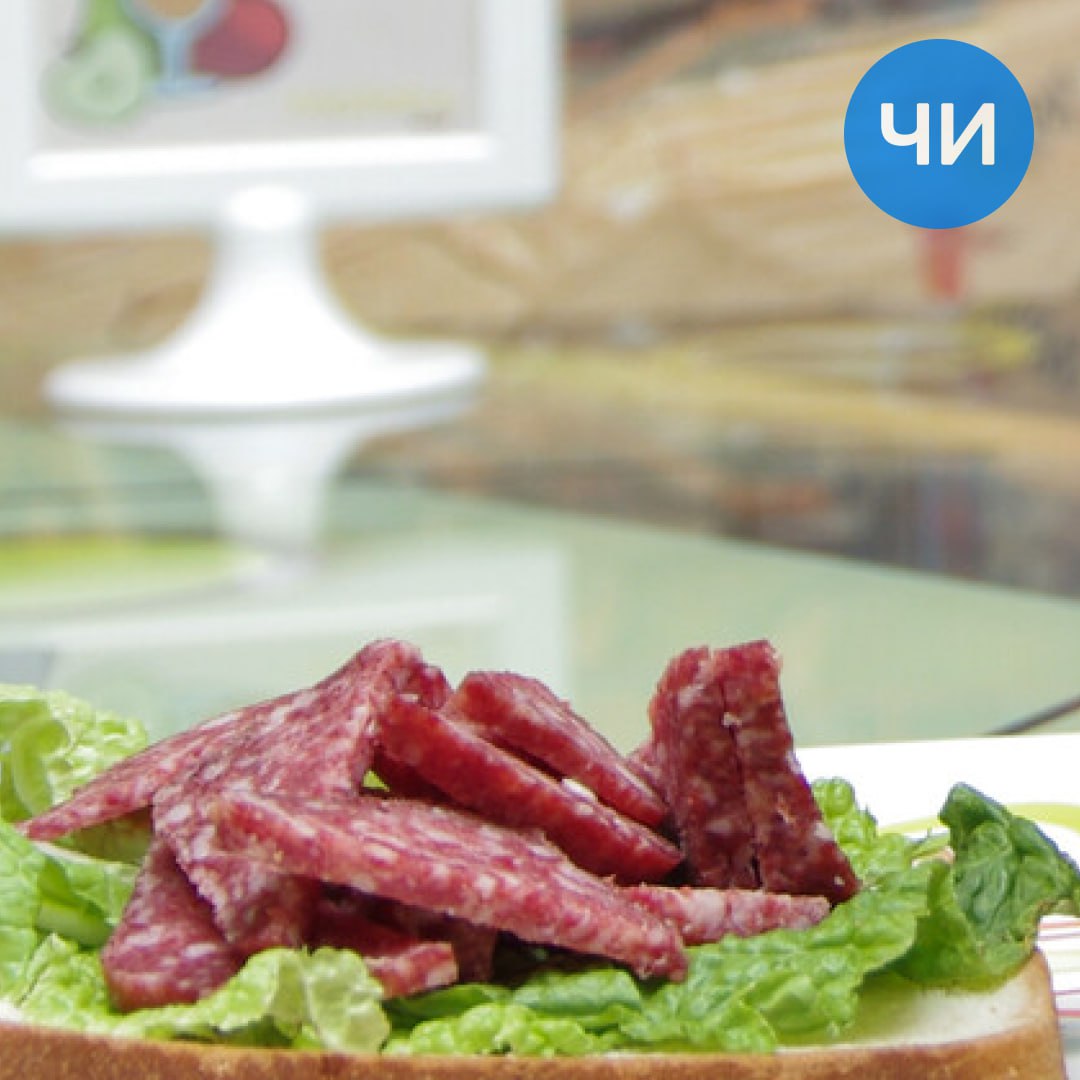 Колбасная кража в Челнах воришку задержали с пакетом деликатесов Попытка обеспечить себя вкусным ужином обернулась для 36 летней жительницы Набережных Челнов новым уголовным делом Она была задержана полицейскими с поличным с продуктовым пакетом Камеры видеонаблюдения зафиксировали как незадолго до закрытия магазина в 23 м комплексе молодая челнинка скрываясь от персонала наполняла свой пакет деликатесами колбасой ветчиной карбонадом банкой тушенки и двумя напитками Воспользовавшись моментом она тайком покинула торговый зал уклонившись от оплаты Вся похищенная продукция потянула на 5 тысяч рублей была изъята и возвращена на полки магазина Теперь женщине ранее уже неоднократно судимой за кражи грозит очередная уголовная статья chelny news1 Наш канал в MAX