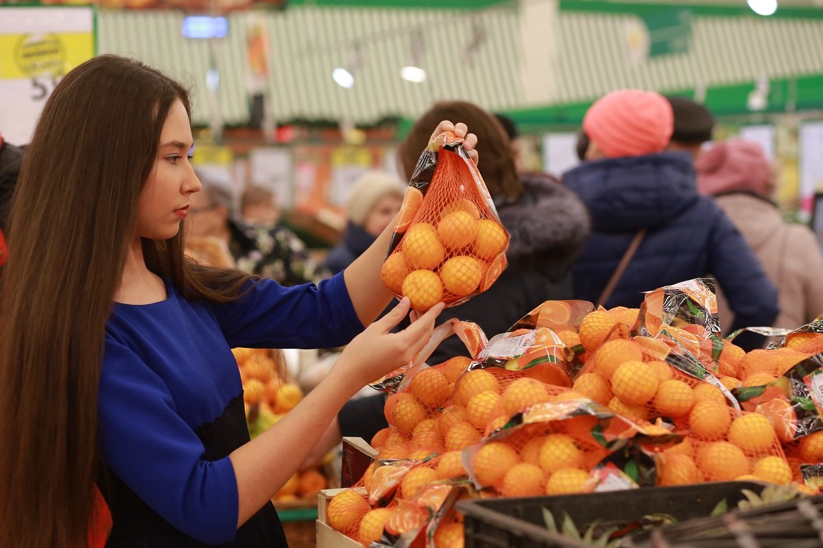 Из Китая Казахстана и Киргизии в Челябинск завезли более 50 тонн томатов и мандаринов За неделю через Челябинскую область в Россию поступило 412 тонн импортных овощей и фруктов В Челябинск завезли 16 тонн томатов и 36 тонн мандаринов сообщили в Россельхознадзоре С 22 по 28 декабря на пункте пропуска Бугристое досмотрели 23 грузовика Они везли огурцы помидоры лук мандарины виноград орехи груши и сухофрукты в Екатеринбург Пермь Москву Новосибирск и Уфу Из Китая прибыли 15 фур из Казахстана семь из Киргизии одна Нарушений карантинных требований не выявлено После проверки все грузовики продолжили путь в пункты назначения обеспечив стабильные поставки фруктов и овощей на рынок