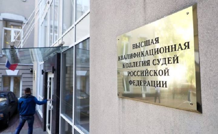 Пресс релиз итогов седьмого заседания Высшей квалификационной коллегии судей Российской Федерации за 2025 год ВККС РФ рассмотрела заявления претендентов на вакантные должности судей и руководителей судов общей юрисдикции арбитражных и военных судов Кроме того ВККС РФ прекратила полномочия 15 судей и руководителей судов в связи с их письменными заявлениями об отставке на основании подпункта 1 пункта 1 статьи 14 Закона Российской Федерации О статусе судей в Российской Федерации Подробности читайте на сайте АЮР