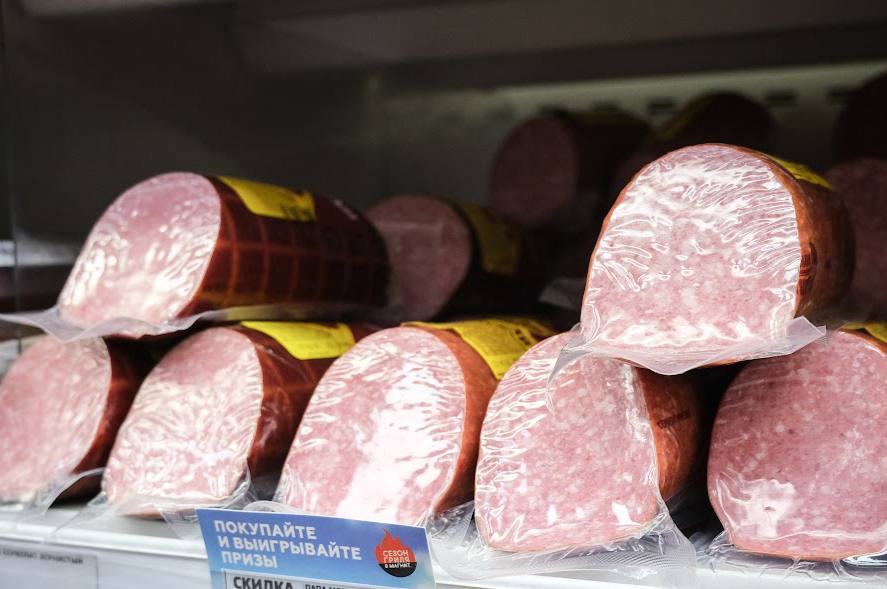В Свердловской области сильно подорожали мясные продукты По данным Свердловскстата в августе 2025 года в хозяйствах уменьшилось поголовье скота по сравнению с августом предыдущего года Из за этого цены на мясо возросли Овец и коз стало меньше на 11 9 коров на 5 7 а поголовье крупного рогатого скота сократилось на 2 9 При этом в августе этого года производство скота и птицы на убой увеличилось на 2 3 По сравнению с предыдущим годом больше всего подорожали говядина на 22 7 баранина на 14 3 свинина на 11 2 сосиски на 11 3 колбаса на 7 В прошлом году цены на мясо тоже увеличились но причиной этому была инфляция Тогда она составила 8 It s My City