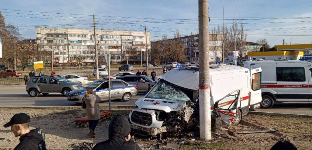 В Керчи скорая помощь врезалась в столб.  Погибла пациентка, три сотрудника бригады доставлены в больницу, сообщили РИА Новости Крым в Минздраве Крыма.    соцсети.