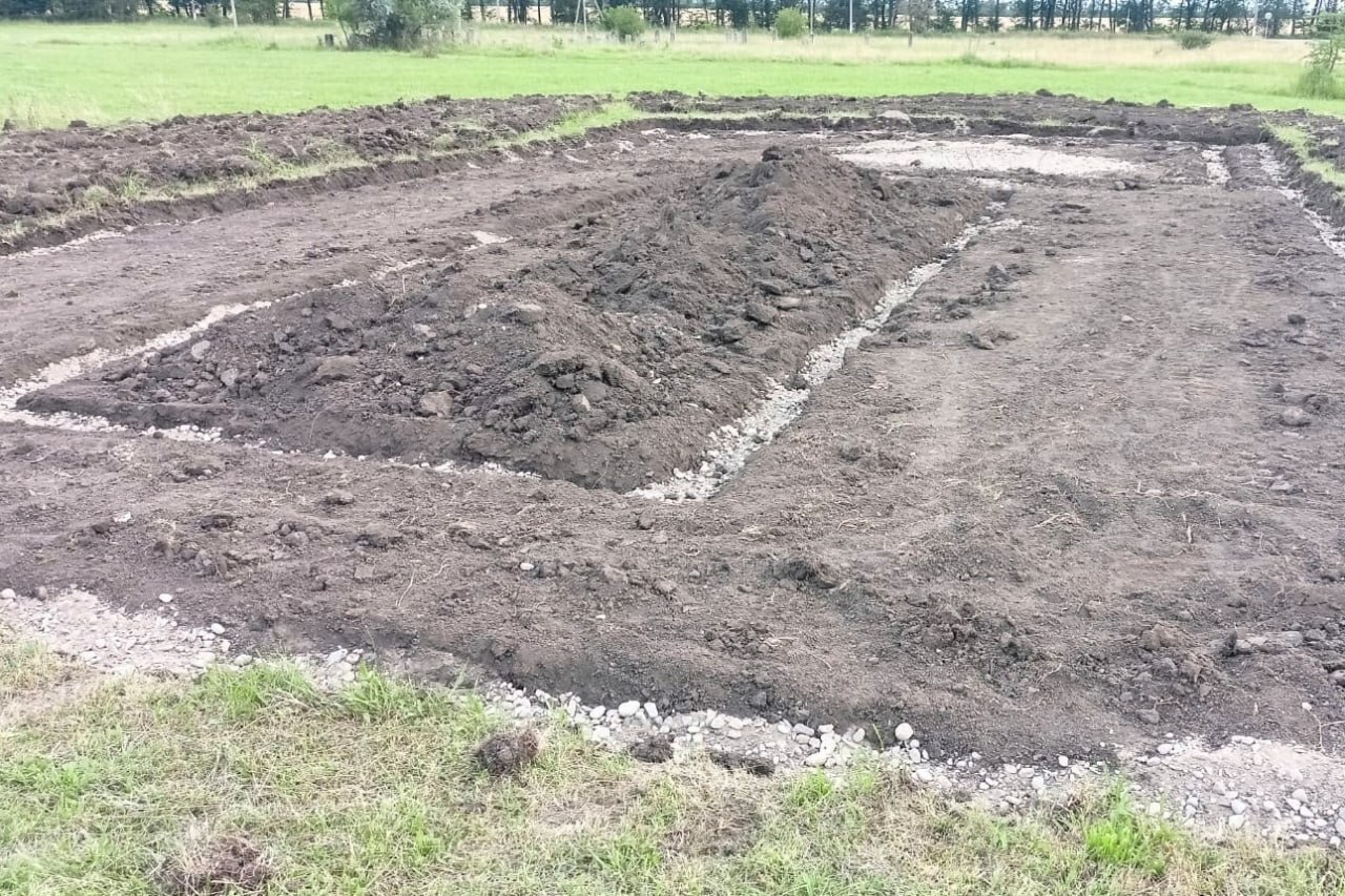 В посёлке Новоселицкого округа началось строительство зоны отдыха Благодаря губернаторской программе поддержки местных инициатив, по решению жителей, в посёлке Новый Маяк реализуется проект по строительству новой зоны отдыха с современной детской площадкой. Здесь будут уложены плиточное и резиновое покрытия, установлены скамейки, урны, игровые и спортивные элементы, оборудована система освещения. «На территории ведутся подготовительные работы, завершение строительства запланировано на 1 сентября текущего года. Новое общественное пространство станет местом отдыха для всех жителей посёлка», – поделился глава муниципалитета Николай Брихачёв. Сумма контракта составляет более 2 млн. рублей. Финансируется проект за счёт средств краевого бюджета с софинансированием из средств местного бюджета, взносов предпринимателей, организаций и жителей. Всего в Новоселицком округе в текущем году воплотят пять народных проектов.