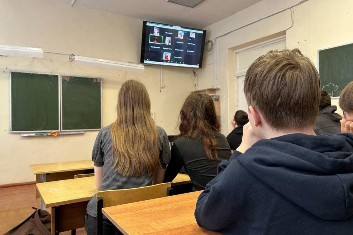 В новом учебном году мероприятия проекта «Лица дружбы» возобновятся В прошлом учебном году 16 школ Вологодской области установили партнерские отношения с 16 учебными заведениями города Алчевска. «На следующий учебный год запланированы дистанционные акции и конкурсы для школьников, посвященные важным датам и событиям, таким как День знаний, День отца, День народного единства, День Конституции РФ», — рассказал заместитель губернатора Александр Ершов. Поддержка школьников и образовательных организаций Алчевска реализуется с 2022 года. Регион передает школам оборудование для проведения экзаменов, учебники, научную и художественную литературу для местных колледжей, техникумов и библиотек, помогает с восстановлением учреждений образования и организует летние профильные смены для школьников. Правительство Вологодской области