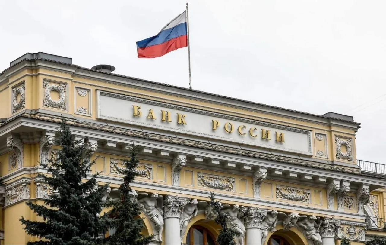 Председатель Центробанка Эльвира Набиуллина прокомментировала борьбу с инфляцией К вопросу по нашей решимости достичь цели в 4 Мы не отказались в этом году подвести черту после пяти лет высокой инфляции Борьба с высокой инфляцией очень важна для экономики для людей для бизнеса Прогноз по инфляции на 2026 год на уровне 4 5 5 5 по словам Набиуллиной уже учитывает временный январский всплеск Но по нашему прогнозу устойчивая инфляция а нас интересует именно устойчивая инфляция будет около 4 уже во второй половине этого года А годовая будет около 4 когда из расчетов выйдет всплеск данных за январь Фото vrf tass ru