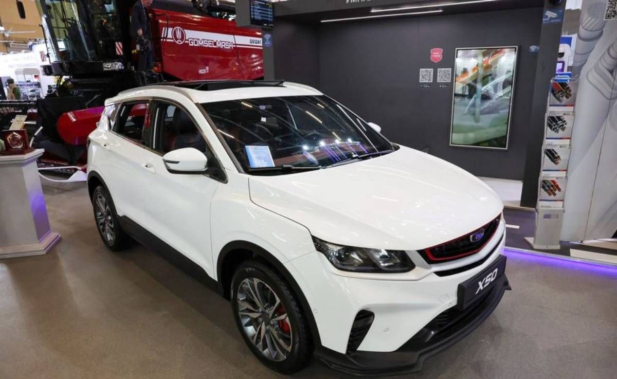 СЗАО Белджи выпустило 20 рестайлинговых кроссоверов Belgee X50 сообщает abw by Известно что такие автомобили получили четырехцилиндровый мотор вместо трехцилиндрового который работает с семиступенчатым роботом Также у них улучшили электронную начинку появился адаптивный круиз контроль Фото кроссовера пока нет Но не исключено что речь идет о переименованном Geely Coolray второго поколения который как раз получил аналогичные изменения belgeе chinamashina news