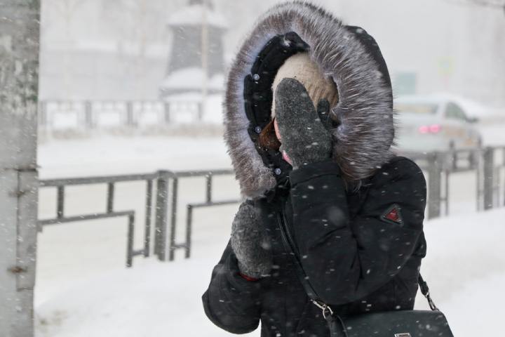 Метели и ветер   Южный ветер усилится в Анабарском и Булунском районах 16 марта. Местами порывы могут достигнуть 15-20 метров в секунду. Днем ветер достигнет 18-23 метров в секунду, ожидаются метели, сообщает «Якутское УГМС».  В Якутске ночью и утром небольшой снег. Днем преимущественно без осадков. Ветер северо-западный 2-7 метров в секунду. Днем порывы достигнут 7-12 метров в секунду.  Столбики термометров ночью покажут -18-20 градусов. Днем не теплее -10-12 градусов.  Фото: Олег Укладов