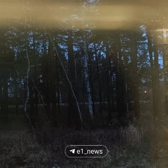 Пассажиры встретили рассвет в застрявшей электричке Асбест Екатеринбург Сегодня утром электричка 6759 Асбест Екатеринбург встала в лесу близ станции Чапаевская из за технической неисправности Говорят сломалась электричка свет есть отопление в вагонах тоже но не едем До Екатеринбурга не доехали четыре станции Из вагонов никого не выпускают так как нет платформы цитирует очевидцев Е1 RU и публикуют фото Состав простоял в лесу более часа затем тепловоз взял его на буксир Новости Екб тут SvetEKB