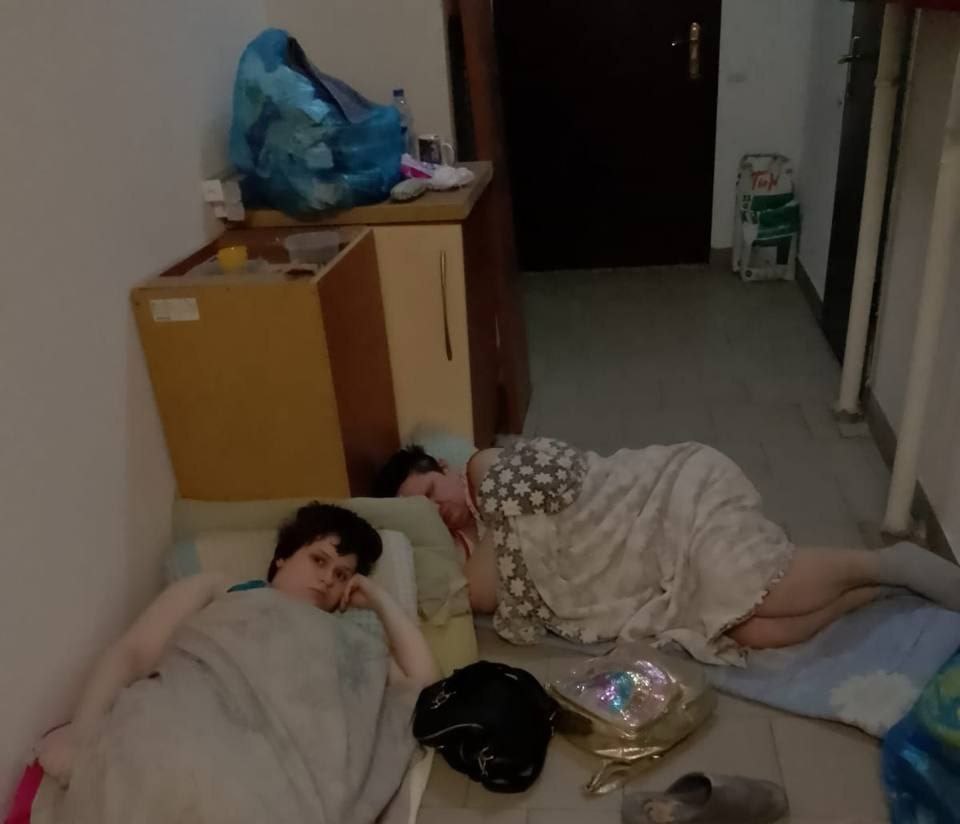 В Ростове жители многоэтажки на Петренко, 28 бьют тревогу и просят о помощи! Уже третий день две женщины — мать с дочерью переехали жить из квартиры в подъезд. По словам собственника квартиры, в которой до недавнего времени жили женщины, он заключил с ними договор аренды. Когда же время договора истекло, женщины отказались покидать квартиру добровольно. Собственник обратиться в суд и выиграл его, но ситуация не изменилась. После длительных уговоров женщины всё же съехали с квартиры, но не далеко — в подъезд. Груды личных вещей занимают почти всю площадь тамбура. По всей видимости, туалет женщины устроили здесь же. Соседи жалуются на невыносимую вонь. Однако мать с дочерью эта ситуация не смущает — большую часть времени они просто лежат на полу. «На данный момент две эти женщины оккупировали тамбур подъезда и отказываются его покидать. Это длится уже третий день. Все службы, к которым мы обращались — скорая и полиция просто бездействуют. Соцслужба ответила, что они не забирают людей сами. Мы не знаем, что делать», — рассказали о сложившейся ситуации жители этого подъезда в домовом чате. Ко всему прочему, собственнику предстоит ремонт квартиры. Новости №1 в Ростове Прислать новость/фото