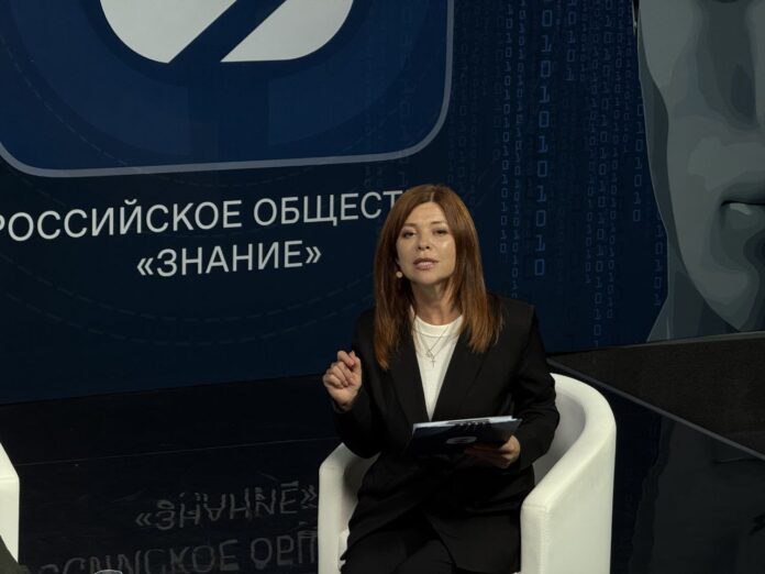 Победитель конкурса Знание Лектор телерадиоведущая ГТРК Урал Ольга Зиналиева рассказала об информационных войнах и медиаграмотности на форуме волонтеров и гражданских активистов Патриоты Урала одного из самых масштабных событий посвященных поддержке участников СВО и развитию патриотических инициатив Школьники студенты и молодые родители узнали как ориентироваться в информационном потоке и критически оценивать новости Аудитория узнала о различных способах искажения исторической правды и необходимости соблюдения правил цифровой гигиены для защиты от информационных угроз Подробнее читайте на сайте Областной газеты телеграм канал антитеррористической комиссии Свердловской области Подписаться на ОГ Прислать новость Поддержать канал