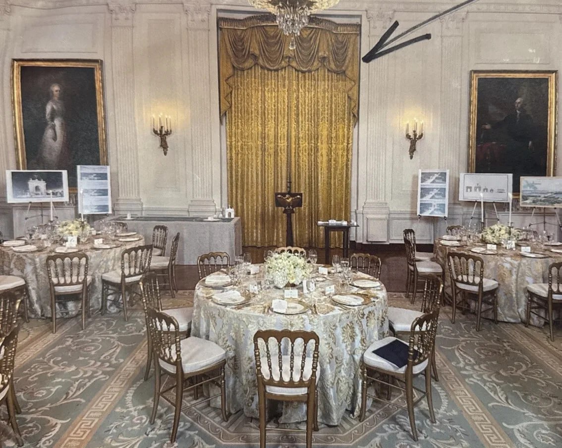 Дональд Трамп показал главный вход в новый бальный зал Белого дома в соцсети Truth Social Напомним Трамп обещал произвести реновацию восточного крыла где и планировалось разместить бальный зал Финансирование проекта должно лечь на него и доноров патриотов По плану строительство началось в сентябре и должно закончиться к концу президентского строка Трампа Ранее в силу отсутствия бального зала президенты устраивали масштабные мероприятия на южной поляне возле здания администрации IZ RU в Telegram в MAX