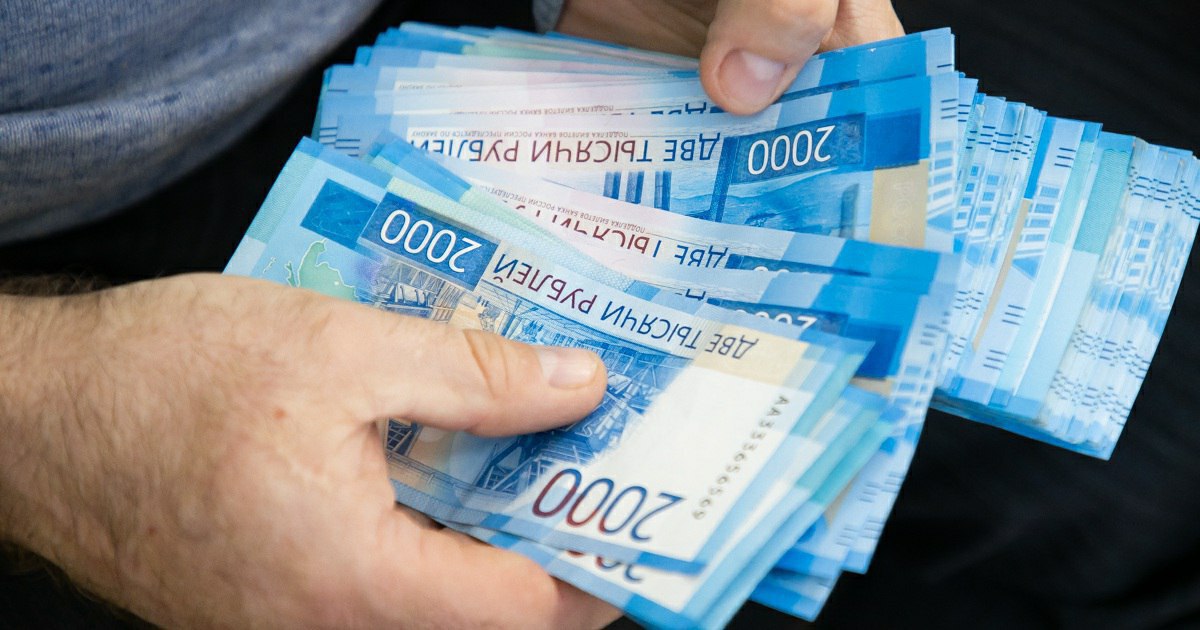 За год номинальные зарплаты калининградцев выросли на 18% В феврале 2025 года среднемесячная номинальная начисленная заработная плата работников Калининградской области составила 68 тыс. руб. За год она выросла на 18,5%, а по сравнению с январем текущего года снизилась на 1,6%. Реальная заработная плата, рассчитанная с учетом инфляции, в феврале этого года выросла на 5,8% к уровню февраля 2024 года и сократилась на 3% к уровню января 2025 года. При этом в марте в государственных центрах занятости населения состояли на учете 2 808 незанятых трудовой деятельностью граждан, из них 1 747 человек — безработные. По данным статистического ведомства, цены на продовольственные товары в марте по сравнению с февралем выросли на 0,6%, с начала года повысились на 4,7%. Непродовольственные товары в этот же период подешевели на 0,2%, а с начала года подорожали на 0,8%. Цены и тарифы на услуги в марте 2025 года по отношению к февралю выросли на 1,9%, с начала года повысились на 5,4%.
