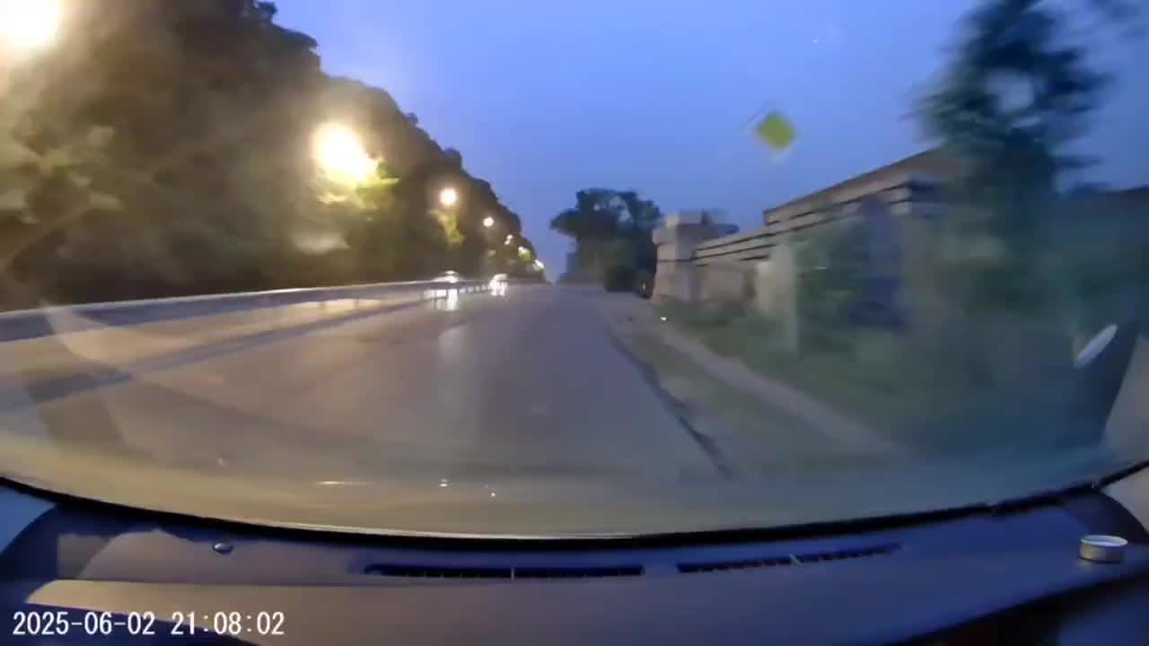 Провалившийся люк на улице Выселковой во Владивостоке создает опасность для водителей