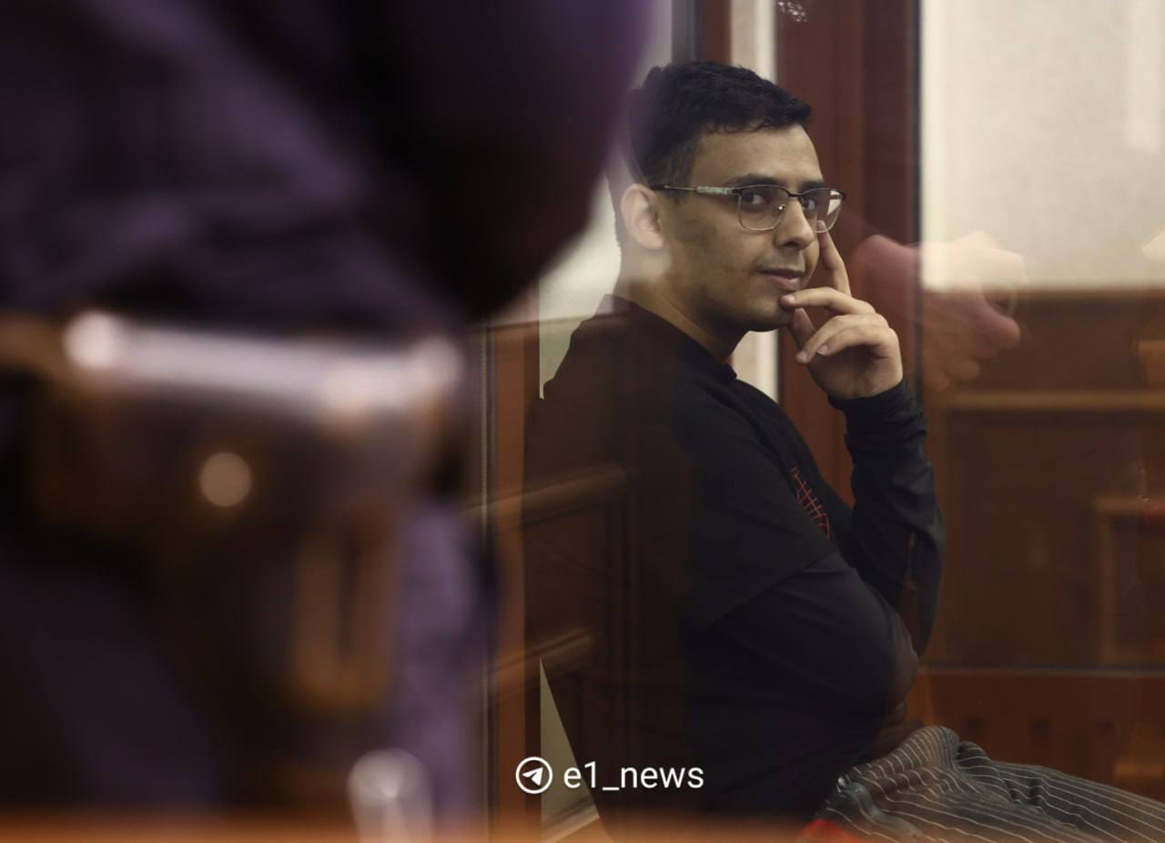 ‼ Студент-стоматолог из Йемена получил 6 лет колонии за домогательства к девушкам в Екатеринбурге Свердловский областной суд приговорил 23-летнего студента из Йемена Каида Рами к шести годам колонии строгого режима за приставания к девушкам в Екатеринбурге. Как сообщает 66.RU, молодой человек, обучавшийся на стоматолога, подходил к девушкам на улице и хватал их за различные части тела, включая половые органы. Среди пострадавших — 6 человек, в том числе 4 несовершеннолетние девочки и молодая мама с ребёнком. Помимо домогательств, Каида Рами обвиняли в распространении порнографии. Ранее выдвигалось обвинение в преступлении против половой неприкосновенности несовершеннолетнего, но оно не подтвердилось. Суд также запретил Каиду Рами в течение 7 лет заниматься деятельностью, связанной с детьми. Фото: E1.RU Новости Екб тут