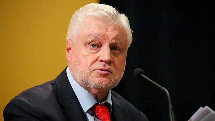 Миронов предложил ввести ЕГЭ для чиновников. "Мы решили воспользоваться поводом, чтобы предложить ввести ЕГЭ для чиновников. Да-да, для чиновников, чтобы они регулярно сдавали экзамены по русскому языку, на знание Конституции и истории родной страны", - сказал депутат. Миронов также уточнил, что контроль за чиновниками на экзаменах нужно организовать такой же, как за школьниками на ЕГЭ: полностью обыскивать, поставить камеры в туалетах и чтоб не было никаких мобильных телефонов. За нарушение дисциплины и списывание – удаление из аудитории с правом пересдачи только через месяц. Не сдал – минус премия, понижение в должности, в зарплате. Не сдал три раза – увольнение. Подписаться