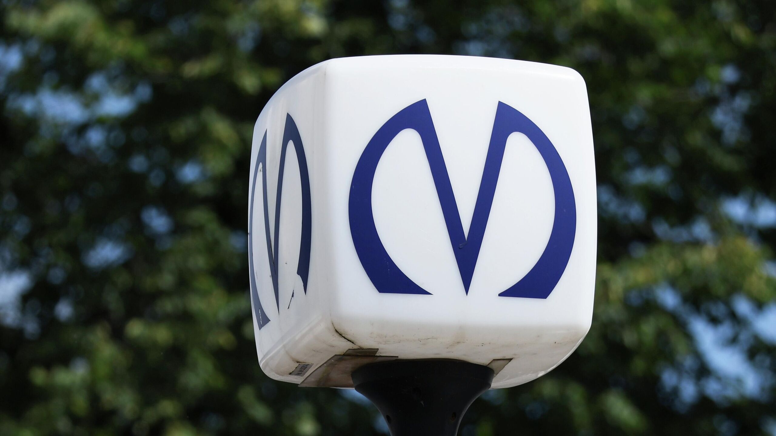 Станции метро Юго Западная и Путиловская в Петербурге планируется запустить до конца года сообщил губернатор города Александр Беглов Станции метро Юго Западная и Путиловская в Петербурге практически готовы они будут введены в эксплуатацию до конца года сказал он в ходе прямой линии с горожанами Ранее Беглов сообщал что планы по развитию метро в 2025 году остаются неизменными Запланировано окончание строительных работ на участке Красносельско Калининской линии от станции Юго Западная до станции Путиловская с пересадочным узлом со станции Путиловская на станцию Кировский завод Кировско Выборгской линии метрополитена