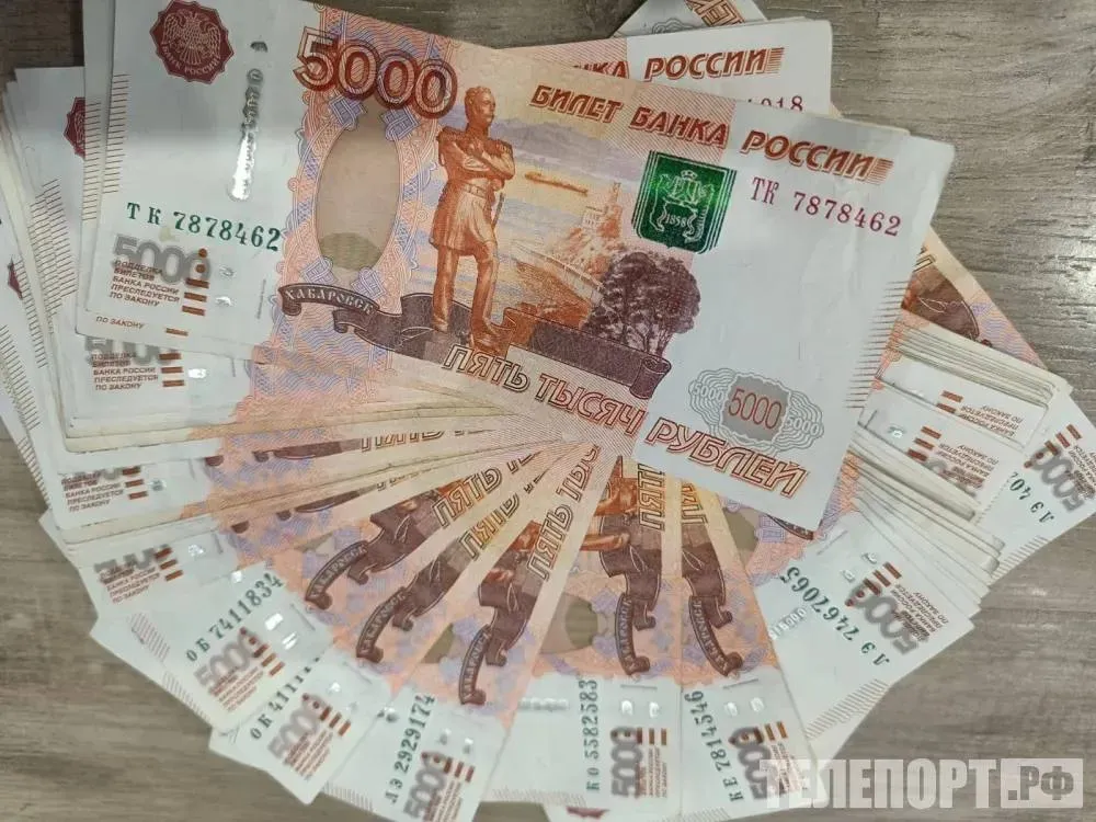 За пьяную езду благовещенец заплатил более миллиона рублей Амурчанин попытался избежать конфискации машины и продал ее однако от ответственности уйти не удалось За повторную езду в нетрезвом виде жителя Благовещенска привлекли к уголовной ответственности Помимо штрафа он выплатил в доход государства сумму соответствующую стоимости проданного автомобиля Подробности приводит пресс служба УФССП России по Амурской области Отмечается что 37 летний житель Благовещенска ранее лишенный прав за пьяную езду на полтора года и оштрафованный на 30 тысяч рублей повторно сел за руль в нетрезвом виде За это его привлекли к уголовной ответственности по ч 1 ст 264 1 УК РФ и назначили уголовный штраф Кроме того суд приговорил в порядке конфискации взыскать и обратить в собственность государства денежную сумму в размере 1 131 000 рублей соответствующую стоимости транспортного средства Toyota Premio которое ответчик продал до поступления уголовного дела в суд отмечается в сообщении пресс службы Приставы наложили арест на банковские счета должника и ограничили его выезд за границу В итоге мужчина выплатил всю сумму полностью Деньги перечислены в доход государства ТЕЛЕПОРТ РФ здесь все об Амурской области  Мы в МАХ  Написать нам