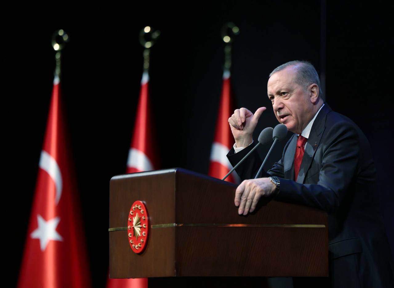 Президент Эрдоган Путь к справедливому и прочному миру в Газе лежит через реализацию модели о двух государствах Геноцид который привел к гибели более 70 тыс жителей сектора Газа является свидетельством тяжелейшего нарушения ценностей закрепленных во Всеобщей декларации прав человека Об этом заявил президент Турции Реджеп Тайип Эрдоган Турецкий лидер выразил сожаление что зверства с которыми сталкивается сектор Газа и оккупированные палестинские территории продолжаются несмотря на все усилия мирового сообщества Путь к справедливому и прочному миру в Газе лежит через укрепление устойчивого соблюдения прекращения установленного в том числе при содействии нашей страны а также реализацию решения о двух государствах подчеркнул он