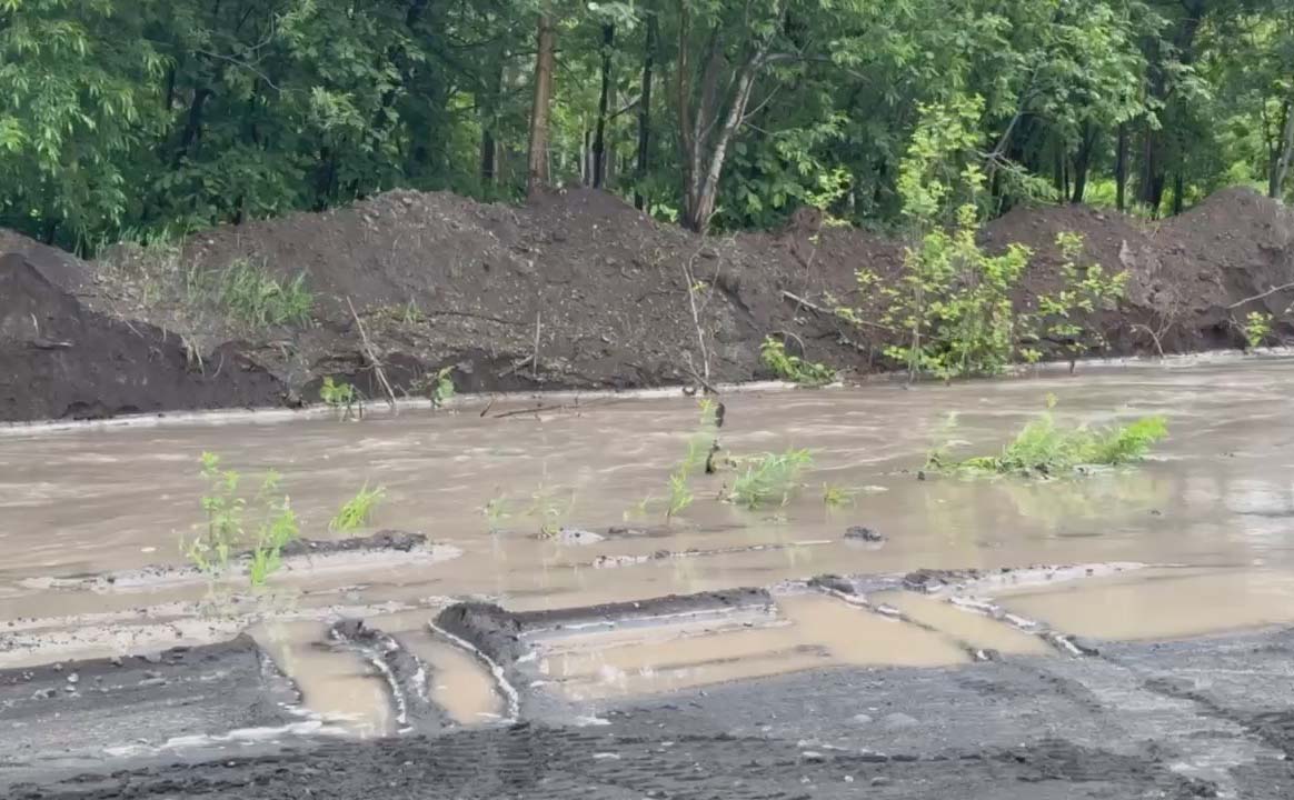Дорогу до Усть-Камчатска обещают открыть завтра утром  В местах перелива дорожного полотна растет уровень воды  Главы краевого Минтранса Александр Сафонов и Усть-Камчатского округа Олег Бондаренко рассказали о работах на трассе Мильково-Ключи-Усть-Камчатск. Подробности по ссылке: