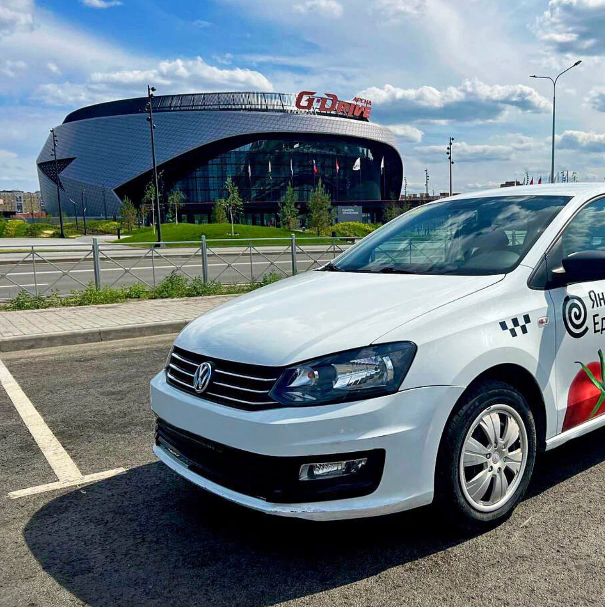 Такси скоро станет роскошью Из за нового закона о локализации автомобилей рынок может потерять до 200 тысяч водителей Большинство самозанятых таксистов просто не потянут покупку новой машины российские авто стоят слишком дорого говорят эксперты Таксопаркам тоже придётся выкручиваться покупать новые машины или лезть в лизинг А это значит одно аренда для водителей вырастет а вместе с ней и цены для пассажиров Напомним в мае приняли закон который обязывает использовать только автомобили российского производства Вступит он в силу 1 марта 2026 года такси уже и так кусается по цене а будет ещё дороже Подпишись Говорящий Омск