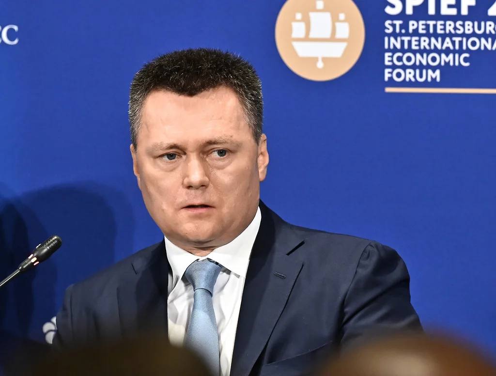 Генпрокуратура призвала ослабить давление на фермеров и сельхозпредприятия со стороны Россельхознадзора и Роспотребнадзора. Такую простую, но в отечественном контексте довольно революционную мысль озвучил генпрокурор РФ Игорь Краснов на ПМЭФ. Он отметил, что после установления в 2021 году категорий риска более чем по сотне тысяч подконтрольных объектов, впоследствии при наличии оснований они не пересматривались. Это «раздувало» план и создавало излишнюю контрольную нагрузку для фермеров и сельхозпредприятий. Краснов назвал это нафталином, на основе которого бизнес сталкивается с ненужными никому кроме самих контролеров проверками, а также призвал отказаться от множества внеплановых проверок. — В полной мере это касается и внеплановых посещений ревизоров. Значительную их часть составляют мероприятия по контролю за исполнением ранее выданных предписаний. Но и от многих из них в рамках действующего правового регулирования вполне можно отказаться. Генпрокурор также обратил внимание на положение малых сельхозпредприятий и фермеров и призвал задействовать налоговые механизмы и господдержку для продвижения их продукции в крупных сетях. Будем следить за реализацией этих без сомнения важных и многообещающих инициатив. ™ Агрономика