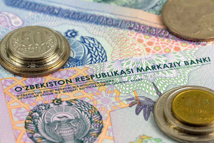 Бурный рывок: экономика Кыргызстана уверенно обходит Узбекистан За три года ВВП на душу в Кыргызстане вырос на 85 % — почти вдвое больше, чем в Узбекистане и Казахстане. Эксперты связывают это с геополитическими изменениями и ростом инвестиций. В первом квартале 2025 года рост составил рекордные 13,1 %, почти вдвое выше прогноза МВФ. Если тренд сохранится, к 2026 году Кыргызстан догонит Узбекистан по доходам на душу, а к 2030 году может опередить с отрывом до 50 %. ВВП Узбекистана в 2024 году — 115 млрд $, на душу — 3 093 $; в Кыргызстане — около 2 500 $. Ключевая статья экономики — золото, особенно рудник «Кумтор», дававший до 12 % ВВП. Власти рассчитывают удержать рост на уровне 8 % за счёт инфраструктурных и промышленных проектов. Всемирный банк подтверждает взлёт: рост доходов на душу — 79 %. Источник