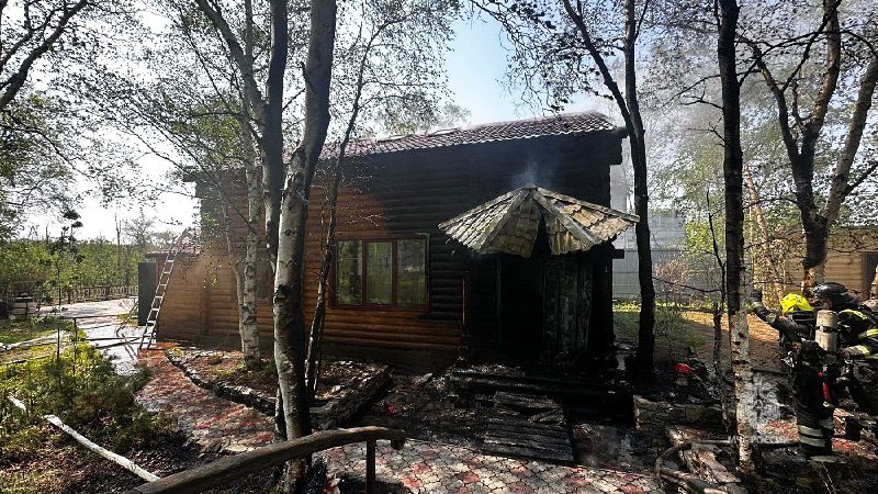 На Камчатке в горящем доме пострадал дачник  Мужчина получил ожоги руки  Как стало известно репортерам «Камчатского времени», дачный дом загорелся в садовом товариществе «Берёзка» 2 июня в 13 часов 30 минут. Подробности по ссылке: