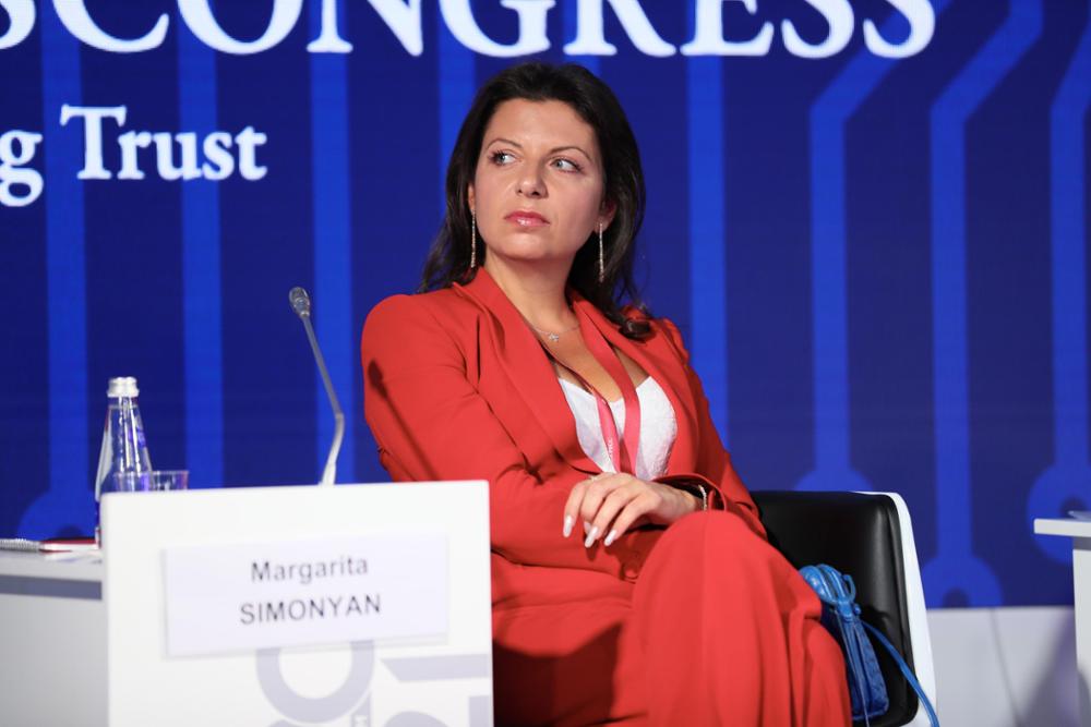 Главред RT Маргарита Симоньян рассказала что проходит лечение от рака Сегодня главный редактор RT Маргарита Симоньян рассказала что проходит курс лечения от онкологического заболевания Написала бы с удовольствием что у меня все хорошо но стараюсь никогда не врать Тигран по прежнему в коме а я прохожу лечение от рака Что уж тут хорошего Скоро увидите меня в париках Будем вместе выбирать какой больше подходит рассказала она Маргарите Симоньян недавно провели операцию связанную с диагнозом Публично о болезни она впервые рассказала в эфире программы Вечер с Владимиром Соловьевым Диагноз поставили буквально за несколько дней до этого Фото Росконгресс